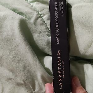 Anastasia Beverly hills magic touch concealer